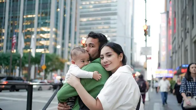 6 Momen Mesra Raffi Ahmad dan Nagita Slavina di New York, Bak ABG Pacaran