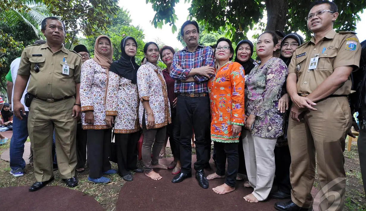 Djarot Saiful Hidayat saat berfoto bersama di Taman Tanjung, Jakarta, Selasa (16/12/2014). (Liputan6.com/Miftahul Hayat) 