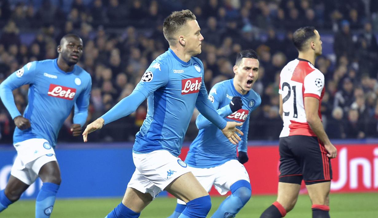 Para pemain Napoli merayakan gol yang dicetak Piotr Zielinski ke gawang Feyenoord pada laga Liga Champions di Stadion Kuip, Rotterdam, Rabu (6/12/2017). Feyenoord menang 2-1 atas Napoli. (AFP/John Thys)