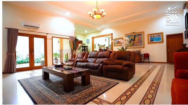 10 Potret Rumah Ovi Dian, Berkonsep Etnik dan Punya Lapangan Golf Pribadi