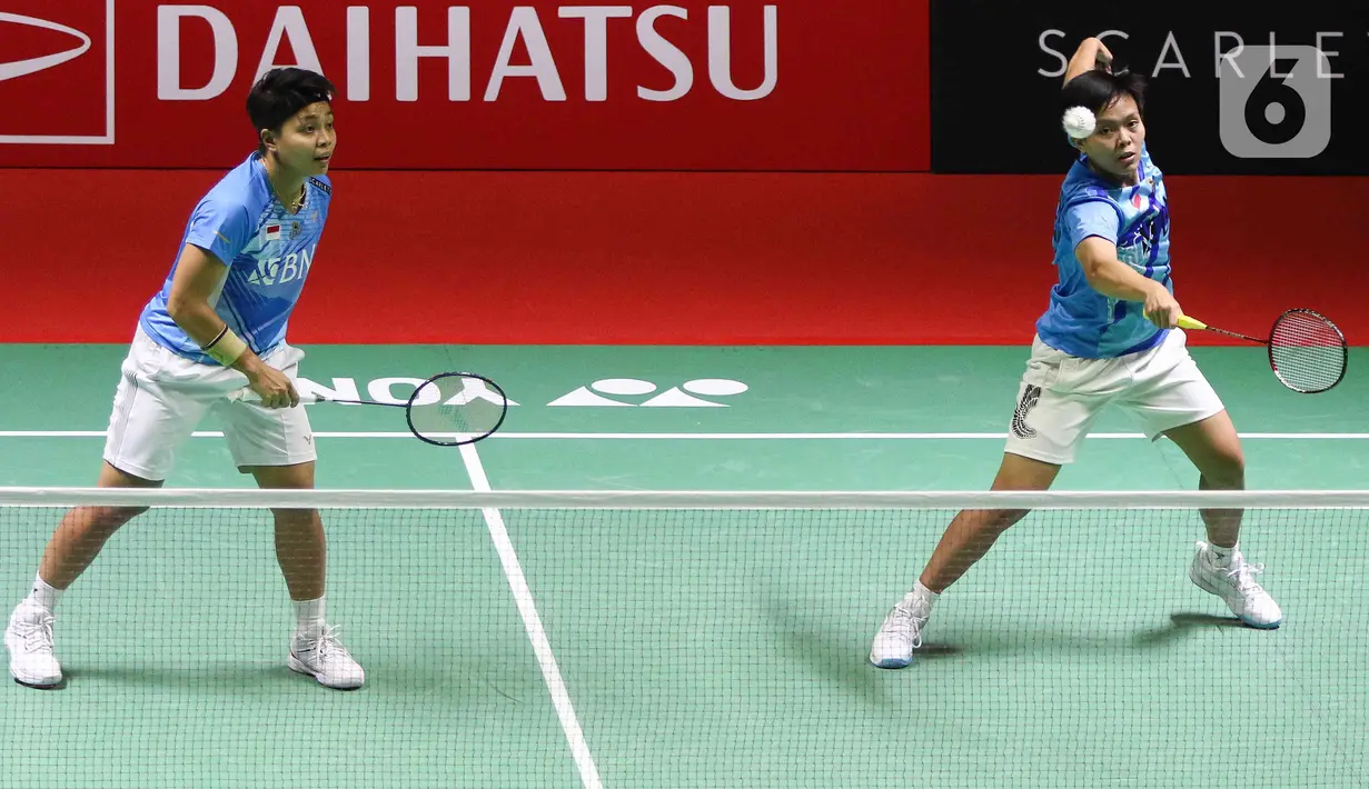 Ganda putri bulu tangkis Indonesia Apriyani Rahayu/Siti Fadia Silva Ramadhanti mengembalikan kok ke arah pebulu tangkis China Taipei Chang Ching Hui/Yang Ching Tun pada babak pertama atau 32 besar Indonesia Masters 2023 di Istora Senayan, Jakarta, Rabu (25/1/2023).  Apriyani Rahayu/Siti Fadia Silva Ramadhanti sukses mengamankan tiket ke babak 16 besar Indonesia Masters 2023. (Liputan6.com/Herman Zakharia)