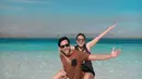 Tak hanya menaiki bukit dan pegunungan. Darius dan Donna Agnesia juga tak lupa menikmati pantai di Nusa Tenggara Timur tersebut. Bahkan pose keduanya juga terlihat mesra dan bahagia. (Liputan6.com/IG/@darius_sinathrya)