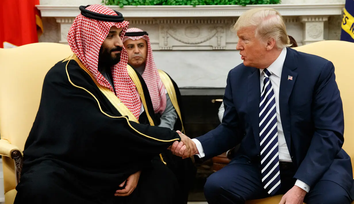 Presiden AS, Donald Trump berjabat tangan dengan Putra mahkota Arab Saudi, Pangeran Mohammad bin Salman di Gedung Putih, Selasa (20/3). Kunjungan ini sebagai bagian dari perjalanan ke Amerika di ketegangan antara Arab Saudi dan Iran. (AP Photo/Evan Vucci)