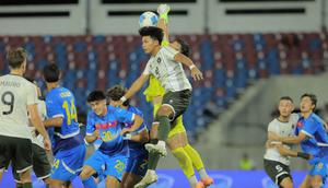 Sejumlah peluang pun sempat tercipta. Tampak dalam foto, pemain Timnas Indonesia U-22, Kadek Arel Priyatna (tengah) berebut bola atas dengan penjaga gawang Filipina, Nicholas Guimaraes, pada laga perdana Grup C SEA Games 2025 di Stadion 700th Anniversary, Chiang Mai, Thailand, Senin (8/12/2025). (Bola.com/Bagaskara Lazuardi)