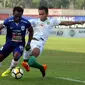 Ibrahim Conteh dibayangi Osvaldo Haay saat duel PSIS vs Persebaya di Stadion Moch. Soebroto, Magelang, Minggu (22/7/2018)