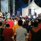 Suasana hajatan yang disertai konser dangdut saat pandemi covid-19. Acarat tersebut berlangsung di  di Lapangan Tegal Selatan, Kota Tegal, Jawa Tengah. (Liputan6.com)