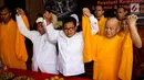 Anggota Dewan Syuro PKB Abdul Ghofur dan Ketum PKB Muhaimin Iskandar bersama dengan para biksu dan Solidaritas Umat Buddha usai berdialog di Wihara Dharma Bhakti (Cing Te Yen) Petak Sembilan Glodok, Jakarta, Minggu (3/9). (Liputan6.com/Angga Yuniar)