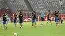 Pelatih Tampines Rovers, Juergen Raab (kaus biru) memberi arahan pada timnya saat latihan resmi di Stadion GBK Jakarta, Selasa (27/2). Tampines Rovers dijamu Persija pada laga grup H Piala AFC 2018, Rabu (28/2). (Liputan6.com/Helmi Fithriansyah)