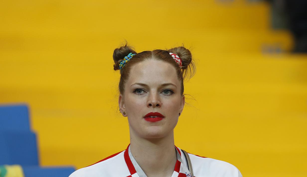 Seorang suporter cantik asal Swis menanti laga Brasil melawan Schweizer Nati pada grup E Piala Dunia 2018 di Rostov Arena, Rostov-on-Don, Rusia, (17/6/2018). Brasil dan Swis bermain imbang 1-1. (AP/Darko Vojinovic)