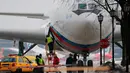 Sebuah pesawat membawa para diplomat Rusia yang diusir dari Amerika Serikat dan keluarga mereka mendarat di bandara Vnukovo, Moskow, Minggu (1/4). 60 diplomat Rusia diusir karena kebuntuan diplomatik antara Rusia dan Inggris. (AP/Alexander Zemlianichenko)