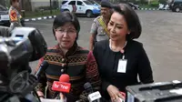 Ketua Pansel Pimpinan KPK Destry Damayanti (kiri) dan anggota Pansel KPK Yenti Ganarsih memberikan keterangan usai melakukan pertemuan tertutup dengan Kapolri Jenderal Pol Badrodin Haiti di Mabes Polri, Jakarta, Senin (8/6). (Liputan6.com/Johan Tallo)