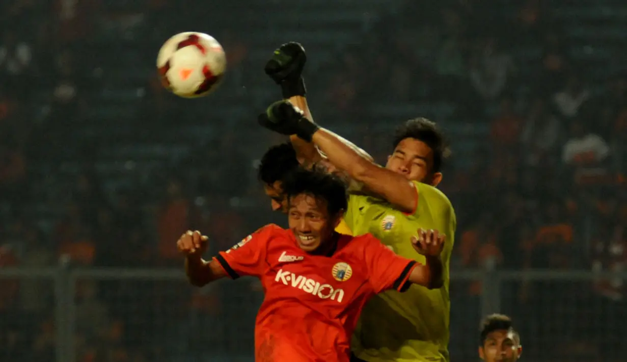 Andritany (kanan) bermain ekstra keras mengamankan sektor pertahanan Persija dari gempuran Gresik United pada laga lanjutan ISL di stadion GBK Jakarta, (29/4/2014). (Liputan6.com/Helmi Fithriansyah)