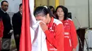 Kapten tim Uber Indonesia, Greysia Polii mencium bendera Merah Putih saat upacara pelepasan di Pelatnas PBSI, Jakarta, Senin (9/5/2016). Piala Thomas dan Uber akan dihelat di Kunshan, Tiongkok, 15-22 Mei mendatang. (Liputan6.com/Helmi Fithriansyah)