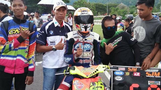 Amri Alwi (pakai topi) saat menemani putranya saat kejuaraan balap motor.(Liputan6.com/Ahmad Akbar Fua)