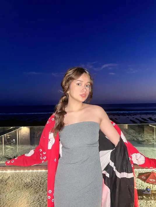 Rebecca Klopper juga tak kalah kece tampil dengan off the shoulder dress abu-abu dan cardigan merah. [Foto: IG/rklopperr].