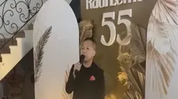 Selain menyanyi, Sandhy juga menyampaikan ucapan selamat ulang tahun kepada Raul Lemos. Ia turut mendoakan yang terbaik bagi Raul dan mengungkapkan rasa terima kasihnya atas kesempatan untuk tampil dalam acara spesial tersebut. (Liputan6.com/IG/@sandhysondoro_official)