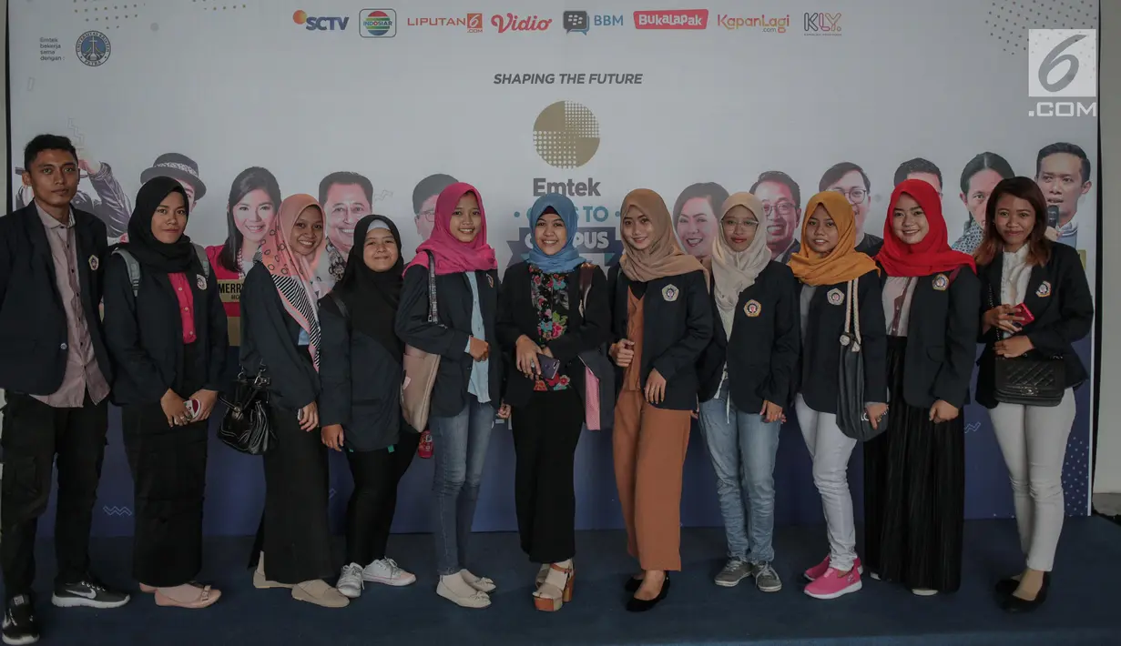 Peserta berfoto di booth acara EMTEK Goes To Campus (EGTC) 2018 di Universitas Kristen Petra, Surabaya, Rabu (14/11). Gelaran EGTC ini bertujuan memperkenalkan dan mendekatkan Emtek media group pada generasi milenia. (Liputan6.com/Faizal Fanani)