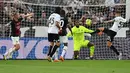 Bek Spezia Polandia Przemyslaw Wisniewski (kanan) mencetak gol pertama timnya ke gawang AC Milan selama pertandingan Liga Serie A Italia di stadion Alberto-Picco di La Spezia, pada 13 Mei 2023. (AFP/Vincenzo Pinto)