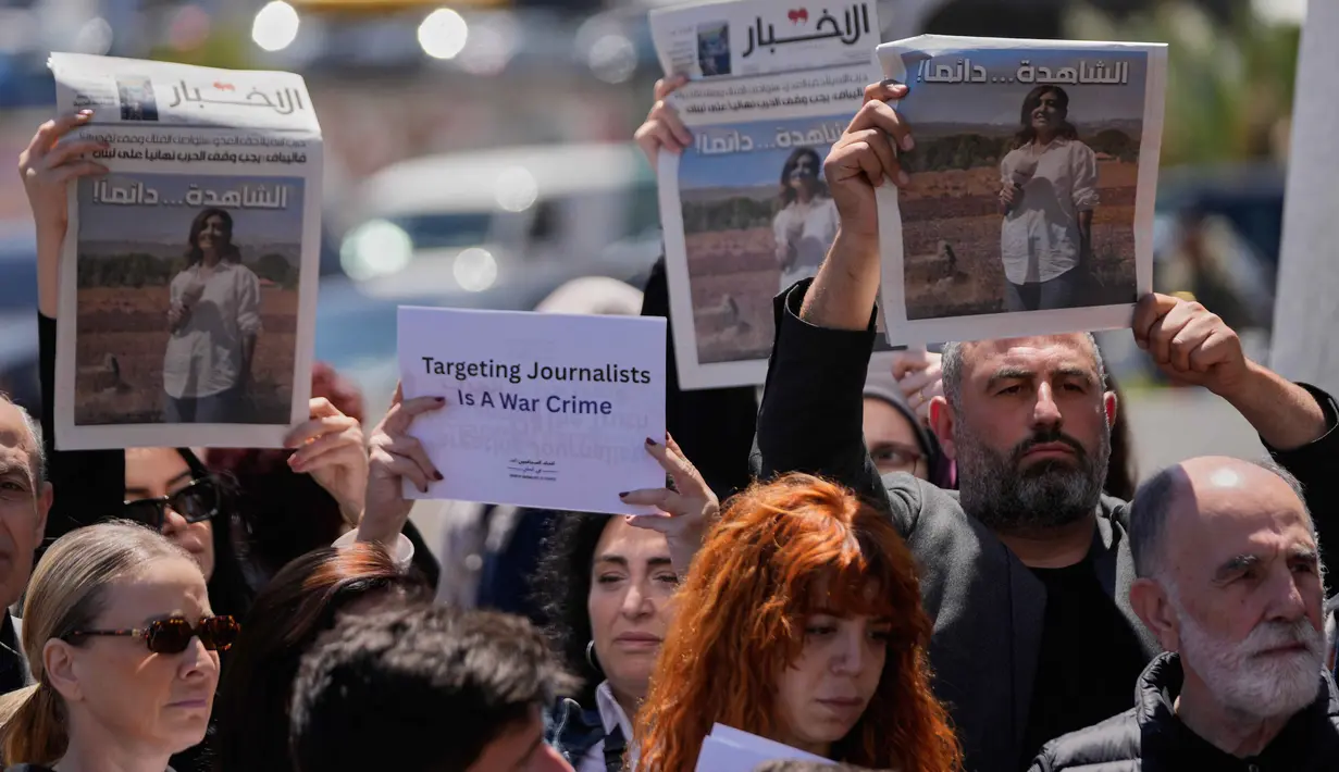 Seorang jurnalis foto, Zeinab Faraj yang merupakan rekan Amal Khalil, dilaporkan terluka dalam insiden serangan Israel ini. Tampak dalam foto, para jurnalis mengangkat koran yang menampilkan potret jurnalis Lebanon Amal Khalil yang tewas dalam serangan udara Israel pada Rabu 22 April 2026, selama aksi duduk menentang penyerangan terhadap jurnalis di Beirut, Lebanon, Kamis 23 April 2026. (AP Photo/Hussein Malla)