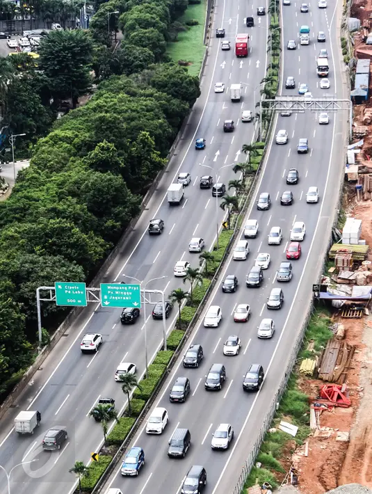 Puncak arus balik libur Paskah 2016 diprediksi terjadi pada Minggu (27/3) sore hingga malam nanti. Humas PT Jasa Marga Tol Jakarta-Cikampek menyebut sebanyak 94.000 kendaraan diprediksi akan masuk melalui GT Cikarang. (Liputan6.com/Fery Pradolo)