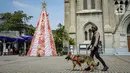 Personel K9 melakukan penjagaan saat penyisiran di Gereja Katedral, Jakarta, Jumat (24/12/2021). Polda Metro Jaya bersama Satuan Brimob melakukan sterilisasi sejumlah gereja guna memastikan bebas dari bahan berbahaya. (Liputan6.com/Faizal Fanani)
