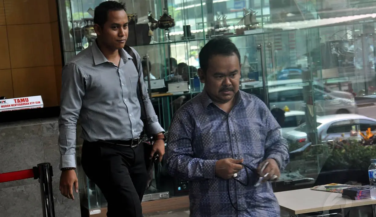 Usai diperiksa, Tubagus Haerul Jaman  mengaku tidak terlibat dalam perkara yang menyeret bekas Ketua MK Akil Mochtar, Jakarta, (1/10/14). (Liputan6.com/Miftahul Hayat)