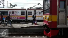 Sejumlah penumpang bersiap menaiki kereta rel listrik di Stasiun Bogor, Jawa Barat, Rabu (21/12). PT KAI Commuter Jabodetabek (KCJ) berupaya untuk meningkatkan kualitas pelayanan guna memenuhi kebutuhan pengguna. (Liputan6.com/Faizal Fanani)