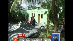 Tidak hanya rumah, angin juga menumbangkan sejumlah pohon dan tiang listrik.