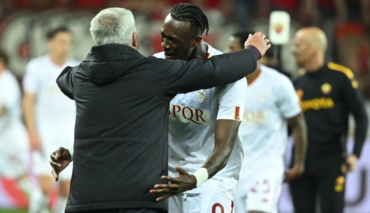 Pemain AS Roma, Tammy Abraham (kanan), memeluk Jose Mourinho setelah berhasil menahan imbang Bayer Leverkusen dengan skor 0-0 (agregat 1-0) di BayArena, Jumat (19/05/2023) dini hari WIB. The Special One girang bukan kepalang telah berhasil membawa AS Roma dua musim berturut-turut tampil di final kompetisi Eropa. (AFP/Ina Fassbender)