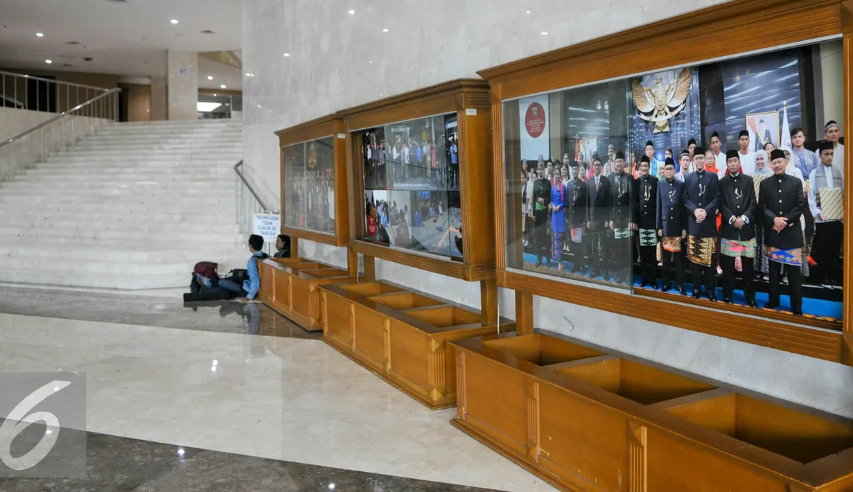 Sejumlah awak media tampak menunggu di ruang lobi gedung DPRD DKI Jakarta, Jumat (1/4/2016). KPK segel 4 ruangan Komisi D DPRD DKI terkait penangkapan Mohammad Sanusi dalam Operasi tangkap tangan (OTT). (Liputan6.com/Yoppy Renato)