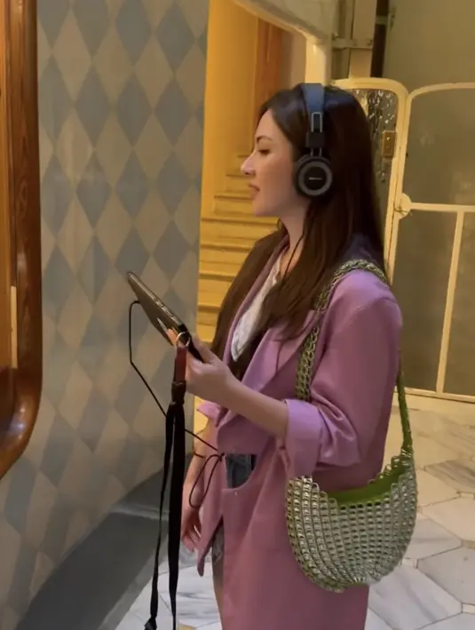 Berada di Barcelona, keduanya pun mengunjungi beberapa tempat salah satunya ke bangunan bersejarah Casa Batllo. Nampak Jessica tampil kasual saat berada di sana. (@jscmila)