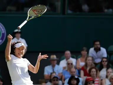Petenis asal Jepang, Kurumi Nara kehilangan kendali atas raketnya setelah mengembalikan bola pukulan Petenis Rumania Simona Halep saat bertanding pada hari kedua tunggal putri Kejuaraan Tenis Wimbledon di London, (3/7). (AP Photo / Ben Curtis)