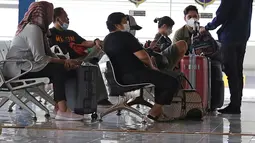 Penumpang menunggu pemberangkatan di ruang tunggu Terminal Terpadu Pulo Gebang, Jakarta, Kamis (11/2/2021). Berdasarkan data Dishub hingga pukul 14.00 WIB, Terminal Terpadu Pulo Gebang telah memberangkatkan 466 pemudik menuju luar Jakarta. (Liputan6.com/Herman Zakharia)