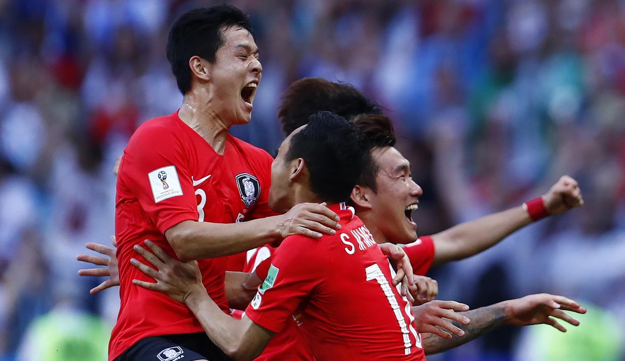 Para pemain Korea Selatan merayakan kemenangan atas Jerman pada Piala Dunia 2018 di Kazan Arena, Rusia, (27/6/2018). Jerman takluk 0-2 dar Korea Selatan. (AFP/Benjamin Cremel)