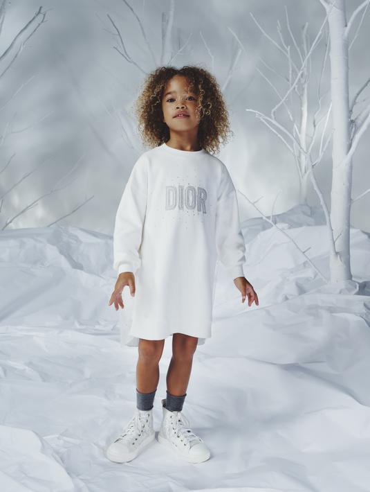 Dua dunia yang mewakili siluet Baby Dior Spring 2023: Sparkling and Snow [Foto: Dior]