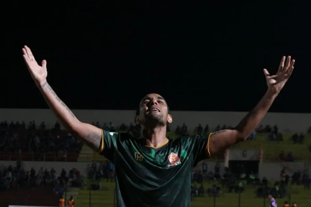 Gelandang PS Tira, Gustavo Lopez berhasil membukuka satu gol dan satu assist untuk membantu timnya mengalahkan Bali United 2-1 di Stadion Sultan Agung, Bantul, Yogyakarta, Senin (30/4/2018).