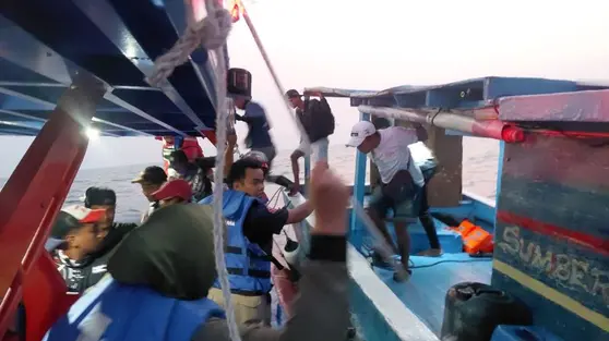 Cuaca Jadi Tantangan Evakuasi 26 Penumpang Kapal di Pulau Lancang