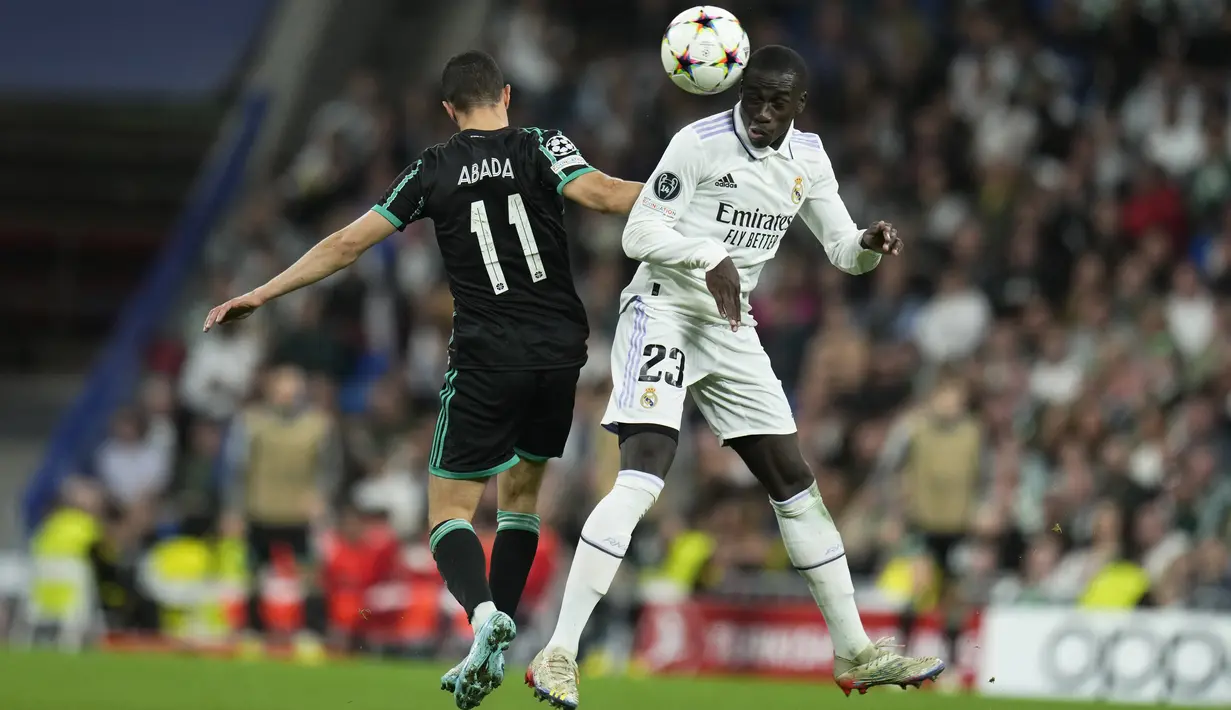<p>Bek Real Madrid, Ferland Mendy dan pemain Celtic Liel Abada berebut bola dalam pertandingan Grup F Liga Champions di stadion Santiago Bernabeu di Madrid, Spanyol, Kamis (3/11/2022). Real Madrid menang telak atas Celtic dengan skor 5-1. (AP Photo/Manu Fernandez)</p>