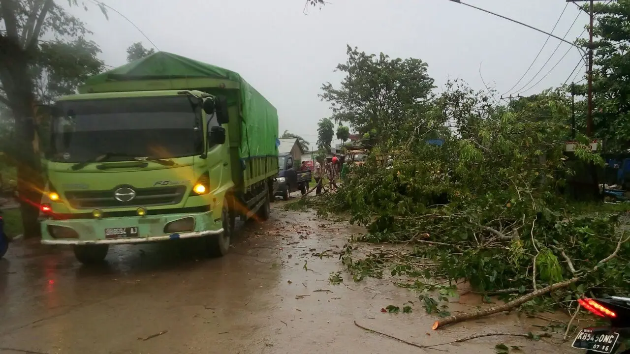 Puting Beliung Gerakkan Gotong-Royong di Pontianak, Kok Bisa?