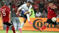 Cristiano Ronaldo melepaskan tendangan saat Portugal melawan Albania di kualifikasi Euro 2016 di Elbasan Arena, Albania, Selasa (8/9/2015). Portugal menang 1-0 atas gol Miguel Veloso di saat injury time. (AFP Photo/Gent Shkullaku)