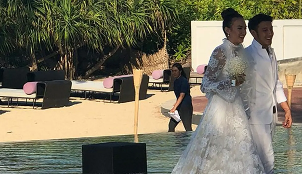 Tema outdoor dipilih oleh pasangan yang menyukai treveling ini. Yang berbeda dari kebanyakan tema outdoor, pelaminan keduanya tertutup air. Dan dibelakangnya air laut biru membentang. (instagram)