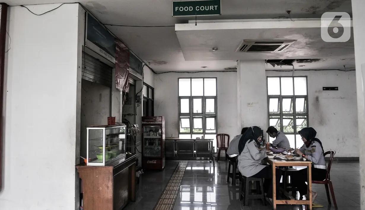 Suasana foodcourt atau kantin di Terminal Rawamangun, Jakarta, Senin (20/7/2020). Revitalisasi Terminal Rawamangun diharapkan dapat selaras dengan program Pemprov DKI Jakarta untuk mengintegrasikan antarmoda transportasi. (merdeka.com/Iqbal S Nugroho)