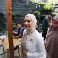 Irish Bella juga menegaskan bahwa statement-nya ini tidak bermaksud untuk menyudutkan siapapun. Ia ingin menyelesaikan dengan baik-baik. Sedangkan Nurul Amalia, kuasa hukum Irish menyebut kliennya punya pribadi yang kuat dan fokus bekerja. [Foto: KapanLagi.com®/Bayu Herdianto]