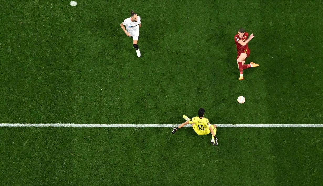 Pemain AS Roma, Andrea Belotti (kanan), gagal memanfaatkan peluang emas setelah berhadapan dengan kiper Sevilla, Yassine Bounou (tengah), pada laga final Liga Europa 2022/2023 yang berlangsung di Puskas Arena, Budapest, Kamis (1/6/2023) dini hari WIB. (AFP/Odd Andersen)