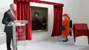Ratu Inggris Elizabeth II melihat potret Joshua Reynolds di Royal Academy of Arts di London (20/3). Ratu Elizabeth II menghadiri pembukaan Royal Academy of Arts usai dibangun kembali. (AP Photo / Alastair Grant, Pool)