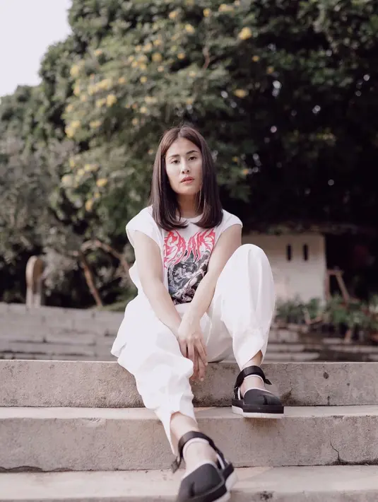 <p>Tampil white on white akan membuatmu terlihat elegan dan memesona.&nbsp;(instagram/gyaps)</p>