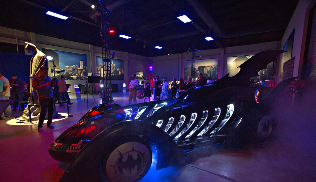  'Batmobile' yang digunakan dalam film "Batman Forever" tahun 1995 dipamerkan di Warner Bros VIP Studio Tour "The Batman Exhibit" di Burbank, California (26/6/2014) (REUTERS/Mario Anzuoni)