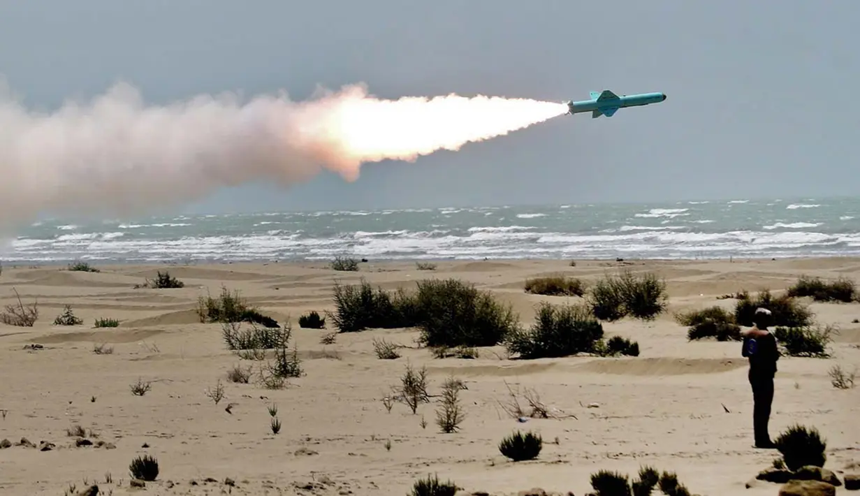 Rudal ditembakkan dari truk ke laut saat latihan militer Iran di sepanjang Teluk Oman, Kamis (18/6/2020). Uji coba ini dilakukan saat Amerika Serikat berupaya memperpanjang embargo senjata yang diberlakukan PBB terhadap Iran. (Iranian Army office/AFP)
