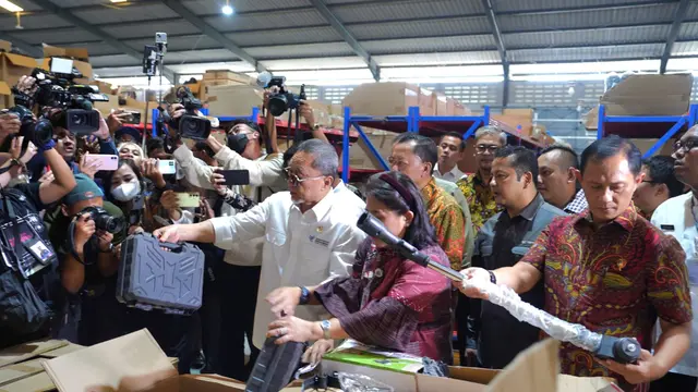 Menteri Perdagangan (Mendag) Zulkifli Hasan meninjau barang-barang impor hasil temuan Satuan Tugas (Satgas) Pengawasan Barang Tertentu yang Diberlakukan Tata Niaga Impor pada Jumat, (26/7/2024). (Dok Kemendag)