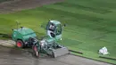 Pekerja menggunakan mesin khusus saat memasang rumput baru lapangan Stade Pierre Mauroy di Lille, Prancis, (23/6). Jelang laga 16 besar dan final Piala Euro 2016 pihak penyelenggara memperbaiki rumput lapangan bola. (REUTERS/Carl Recine)